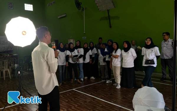 Foto Warga Desa Tambakasri antusias mengikuti pelatihan untuk foto produk. (Foto: Lutfia/Ketik)