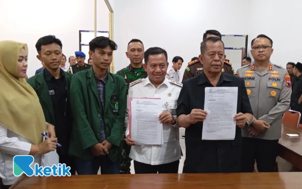 Foto Ketua DPRD Kabupaten Pekalongan, Munir bersama Wakil Bupati Pekalongan, Sukirman menunjukkan dokumen tuntutan dari Mahasiswa UIN Gusdur Pekalongan (Foto: Fahri for Ketik)