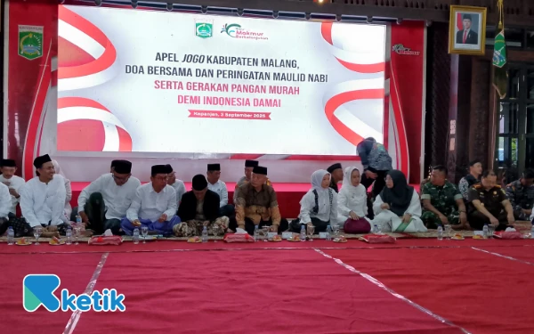 Foto Bupati Malang Sanusi ketika memimpin doa bersama. (Foto: Binar Gumilang/Ketik)