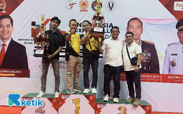 Foto Atlet Pemenang Taekwondo foto bersama Manager dan Pelatih Utama. (Foto: Nani Eko/Ketik)