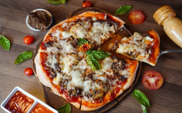 Foto Pizza merah putih rendang yang lezat. (Foto: Ist)