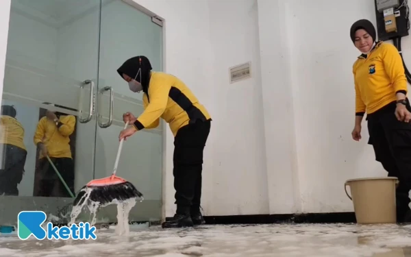 Foto Sejumlah polisi membersihkan bekas kantor Bawaslu Jatim, Kamis, 4 September 2025. (Foto: Khaesar/Ketik)