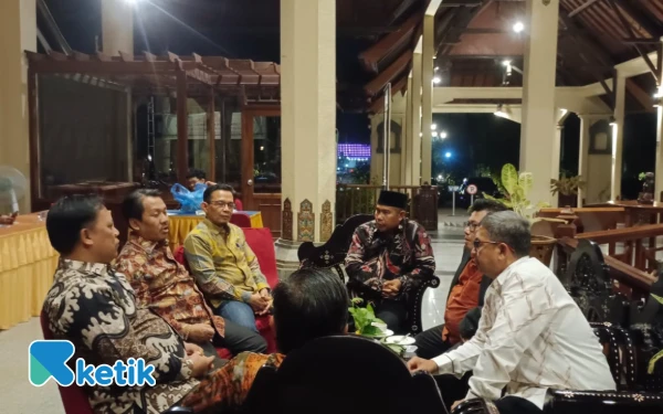 Foto Diskusi santai forum warek III, tampak Dr. Khalil Khusairi, M.Ag  wakil rektor III IAIN kerinci batik (kuning) (foto: Istimewa)
