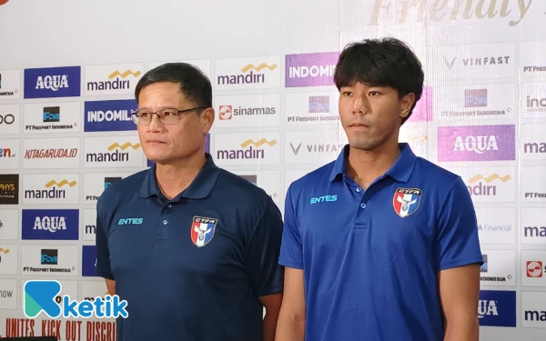Foto Pelatih Chinese Taipei Huang Che Ming (kiri) dan pemain Huang Chiu Lin saat menghadiri konferensi pers di Stadion GBT, Surabaya, Kamis, 4 September 2025. (Foto: Fitra/Ketik)