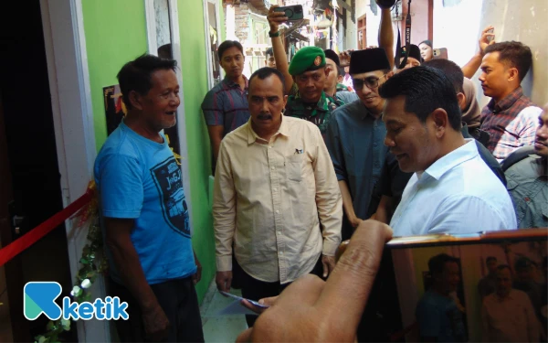 Foto Bupati Sidoarjo Subandi melihat perubahan rumah Madekan yang baru diperbaiki di Kelurahan Sidokumpul, Kecamatan Sidoarjo. (Foto: Ketik.com)
