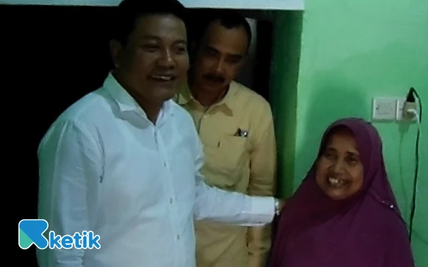 Foto Bupati Subandi dan Munjiati melihat bagian dalam rumah yang sudah diperbaiki disaksikan  Camat Sidoarjo Guntari. (Foto: Ketik.com)
