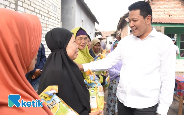 Foto Bupati Subandi menemui warga yang ingin bertemu dan bersalaman di Desa Karangbong, Kecamatan Gedangan, pada Kamis (4 September 2025). (Foto: Sigit/Kominfo Sidoarjo)
