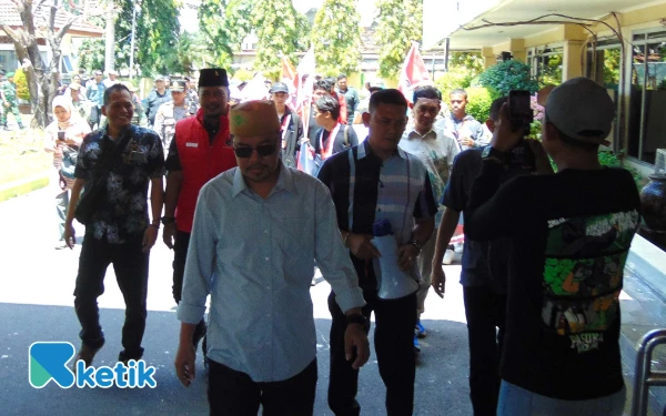 Foto Ketua DPRD Sidoarjo Abdillah Nasih mengajak mahasiswa masuk untuk berdialog di kantor DPRD Sidoarjo. (Foto: Ketik.com)