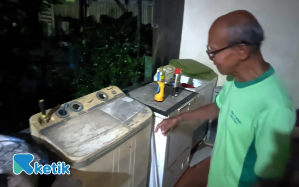 Foto Mesin cuci tua di rumahnya Teguh yang juga menjadi tempat servis elektronik di belakang BRI Pacitan, Kamis, 5 September 2025. (Foto: Al Ahmadi/Ketik)