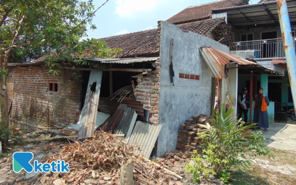 Foto Kondisi rumah Mukayati di RT 03/RW 01, Dusun Cangkring, Desa Cangkringturi, Kecamatan Prambon, Sidoarjo. (Foto: Fathur Roziq/Ketik.com).