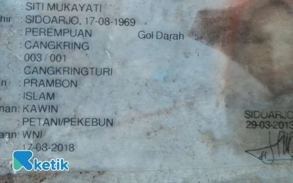 Foto KTP Siti Mukayati yang sudah lusuh dan lecek. (Foto: Fathur Roziq/Ketik.com)