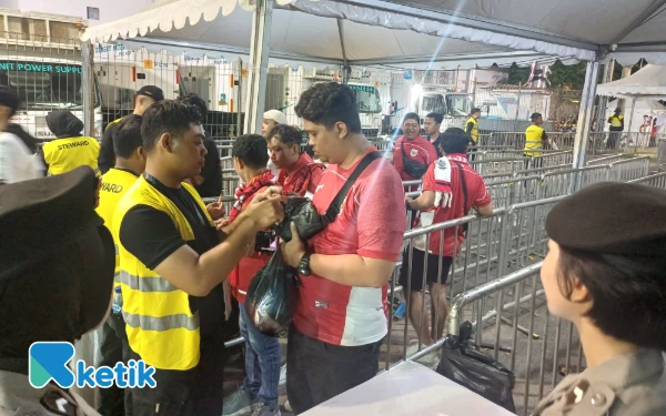 Foto Petugas melakukan oemeriksaan bawaan penonton yang hadir, Jumat, 5 September 2025. (Foto: Khaesar/Ketik)