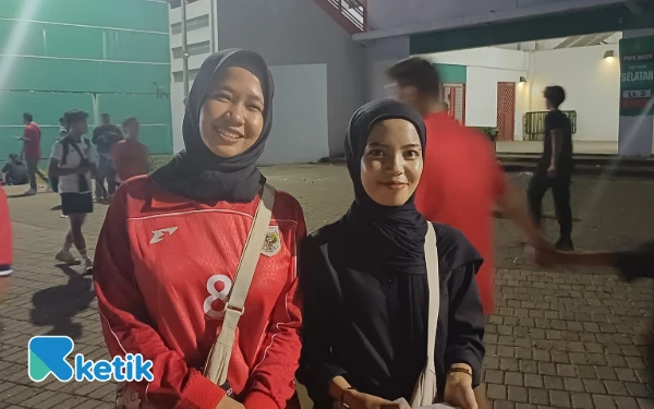 Foto Salah satu suporter asal Jawa Tengah, Widiyanti dan Annisa Fitriani memilih datang lebih awal lebih bisa dekat pemain timnas, Jumat, 5 September 2025. (Foto: Khaesar/Ketik)