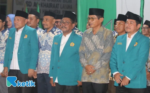 Foto Helmi Umar Muchsin dan Sejumlah Alumni Alkhairaat Termasuk Wakil Gubernur Maluku Utara Sarbin Sehe dan Ketua IKA Alkhairaat Halmahera Selatan Muhammad Abusama (Foto: Mursal/Ketik)
