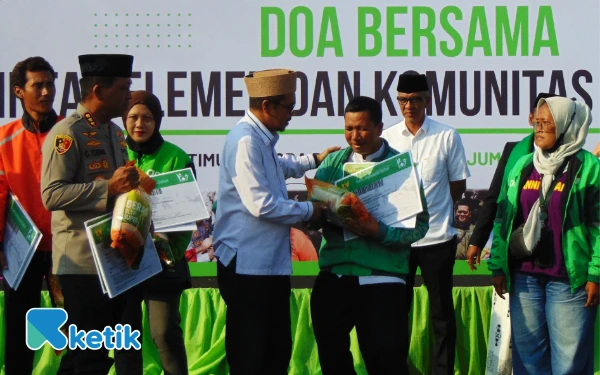 Foto Ketua DPRD Sidoarjo Abdillah Nasih dan Kapolresta Sidoarjo Kombespol Christian Tobing menyerahkan bantuan beras kepada para driver dan ojek online. (Foto: Fathur Roziq/Ketik.com)