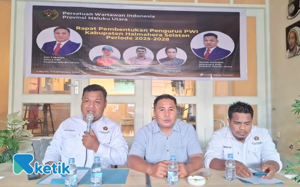 Foto Sekretaris PWI Maluku Utara Samsir Hamajen saat Sambutan (Foto: Mursal/Ketik)