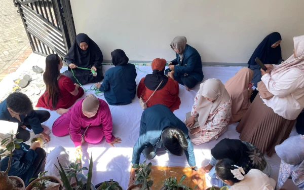 Foto Ibu PKK RT 18 Kelurahan Merjosari antusias mengikuti pelatihan ecoprint dari Tim PKM Teknik Kimia FTUB, Minggu, 7 September 2025. (Foto: Tim PKM Teknik Kimia FTUB)