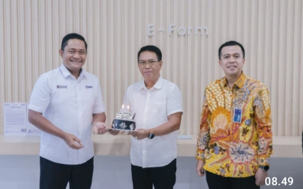 Foto Direktur Commercial Banking BRI, Alexander Dippo Paris Y.S. bersama RCEO BRI Region 12 Surabaya, Reza Syahrizal Setiaputra melakukan kunjungan ke BRI Branch Office (BO) Surabaya Diponegoro. (Foto: Ist)