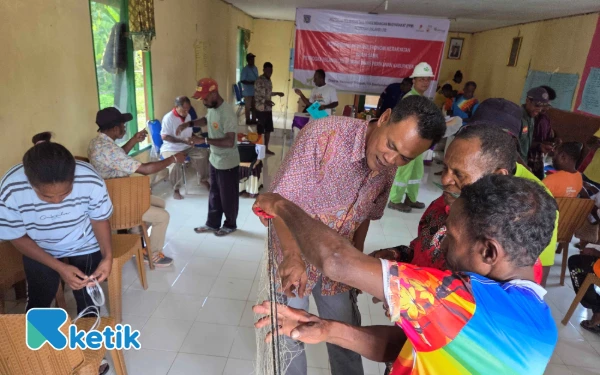 Foto Proses pelatihan menjahit jaring ikan. (Foto: Nur for Ketik.com)
