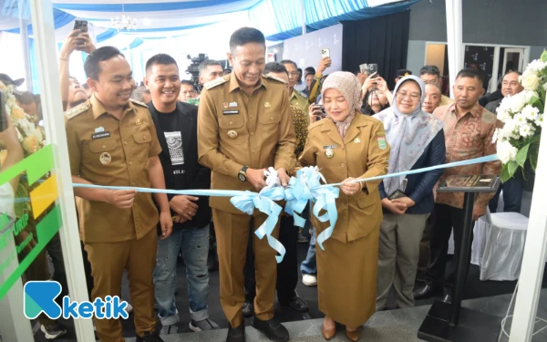Foto Wali Kota Malang Wahyu Hidayat, Wakil Wali Kota Malang Ali Muthohirin, Wakil Bupati Malang Lathifah Shohib, Kadiskominfo Jatim Sherlita Ratna Dewi Agustin, CEO Ketik.com Kiagus Firdaus di acara puncak Anniversary ke-3 Ketik.com di Graha Ketik, Kota Malang, 9 September 2025. (Foto: Khaesar/Ketik)
