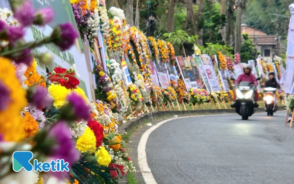 Foto Deretan karangan bunga ucapan selamat HUT Ke-3 Ketik.com. (Foto: Fiqih Arfani/Ketik)