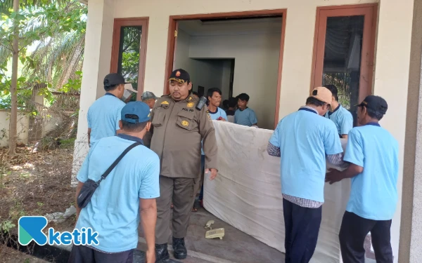 Foto Proses pengosongan oleh tim juru sita PN Surabaya, Rabu, 10 September 2025. (Foto: Khaesar/Ketik)