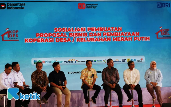 Foto Para stakeholder dari BUMN memberikan sosialisasi model bisnis kepada pengurus Koperasi Desa Merah Putih. (Foto: Fathur Roziq/Ketik.com)