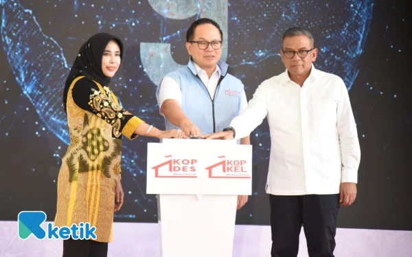 Foto Wamen BUMN Kartika Wirjoatmodjo, Wakil Direktur Bank BRI Agus Noersanto, serta Wakil Bupati Sidoarjo Mimik Idayana melakukan kick off sosialisasi penyusunan proposal bisnis. (Foto: Fathur Roziq/Ketik.com)