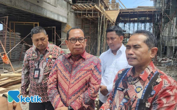 Foto Pembangunan perpustakaan umum ditargetkan selesai bulan November 2025. (Foto.Ismail Hs/Ketik.com)