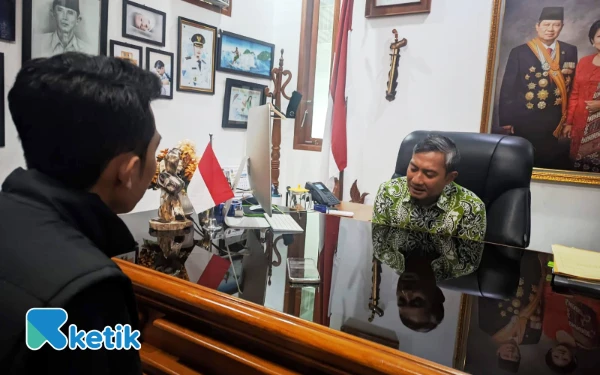 Foto Bincang santai Ketik.com Biro Pacitan usai penyerahan penghargaan. (Foto: Maryani/Ketik)