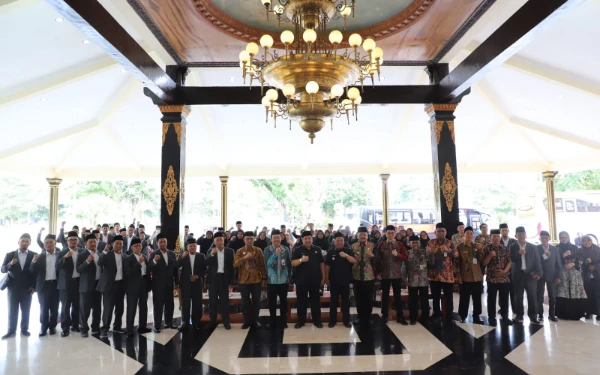 Foto Pemberangkatan 70 kafilah Kabupaten Jombang untuk MTQ ke-XXXI Tingkat Provinsi Jawa Timur 2025 di Jember oleh Bupati Jombang Warsubi di Pendopo Kabupaten Jombang pada Kamis, (11/9/2025). (Foto: Dok. Humas Pemkab Jombang)