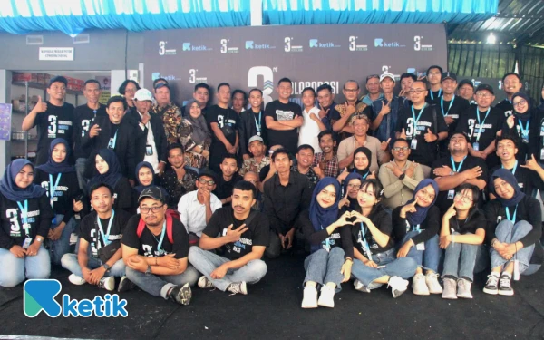 Foto Foto bersama dengan seluruh Biro Ketik.com.  yang hadir di Graha Ketik Malang. Foto. Teguh