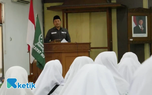 Foto Bupati Sidoarjo Subandi saat menyampaikan dukungan dan harapan bagi keterlibatan Fatayat NU Sidoarjo dalam ikut mencegah stunting pada Kamis (11 September 2025). (Foto: Kominfo Sidoarjo)