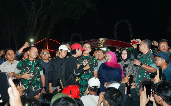 Foto Pangdam V/Brawijaya Mayjend TNI Rudy Saladin mendampingi Gubernur Jatim Khofifah berdialog dengan massa pendemo (Foto:  Biro Adpim Pemprov Jatim)