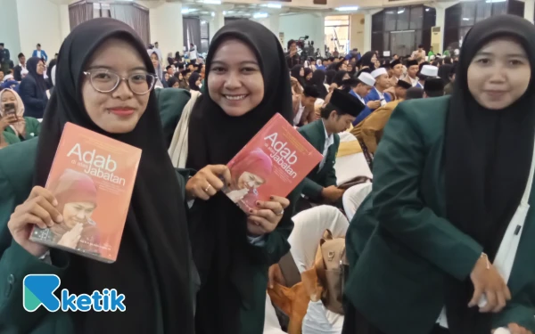Foto Mahasiswi dari Pesantren dan Diniyah mengaku gembira berkesempatan mendapat beasiswa LPPD dari Pemprov Jatim (Foto: Martudji / Ketik)