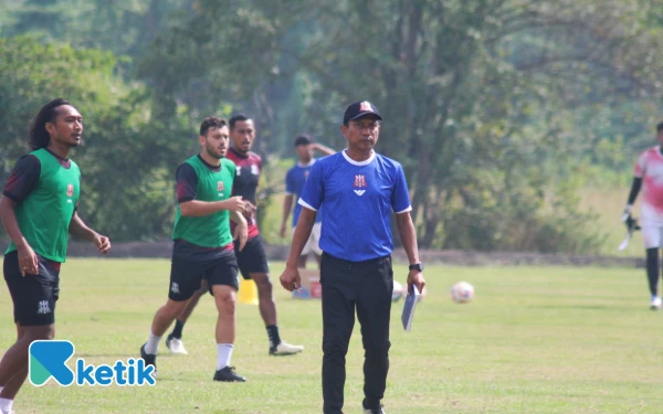 Foto Pelatih Deltras FC, Widodo C Putro ketika memimpin latihan di Lapangan Wonokasian, Sidoarjo. (Foto: Fitra/Ketik)