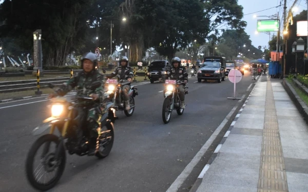Foto Usai menggelar apel, Kodim 0707/Wonosobo melakukan patroli gabungan untuk meyakinkan masyarakat bahwa situasi di Wonosobo tetap aman dan kondusif. (Foto: Pendim 0707/Wonosobo for Ketik)