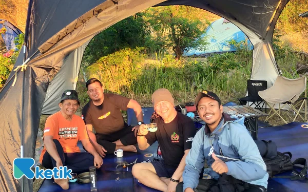 Foto Yoyok (no 2 kiri) bersama relawan dari berbagai dae3rdah saat santai di tenda. (foto: Edy for ketik)