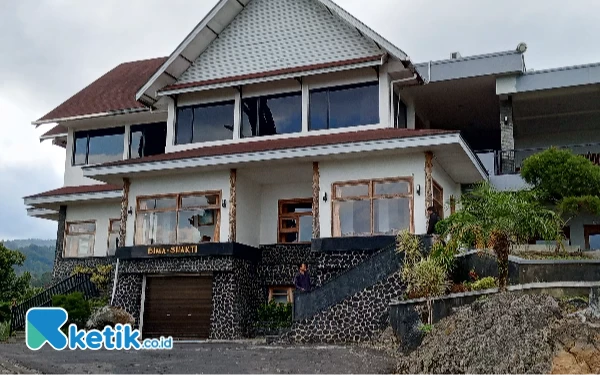 Foto ‎Vila Bima Shakti di Taman Rekreasi Selecta Desa Tulungrejo Kecamatan Bumiaji Kota Batu. (Foto: Sholeh/Ketik)

‎