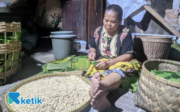 Foto Setiap hari, Rumiati memproduksi sekitar 200 bungkus tempe daun dari dapur sederhana rumahnya di Pacitan. (Foto: Al Ahmadi/Ketik)
