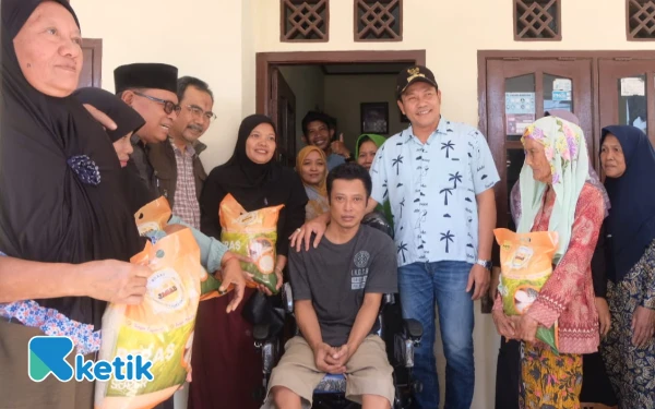 Foto Dani Al Kahfi duduk di samping Bupati Subandi yang berkunjung ke rumahnya di Dea Dukuh, Kecamatan Buduran. (Foto: Kominfo Sidoarjo)