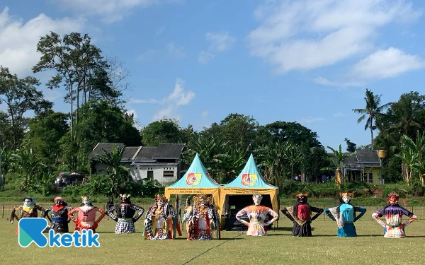 Foto Ta’bhutaan, kesenian tradisonal dari Desa Wisata Adat Arjasa Jember. (foto: Dok F-Vokasi)