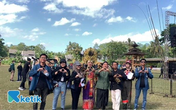 Foto KPS dan Himpunan Mahasiswa Pariwisata Vokasi UNAIR hadir dalam Hyang Argopuro Festival IX. (foto : Dok F-Vokasi)