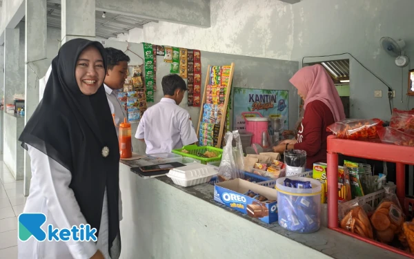 Foto Konsumsi tampak membeli jajanan di kantin sekolah. Pedagang berharap tetap bisa mendapat ruang usaha meski Program MBG sudah berjalan. (Foto: Al Ahmadi/Ketik)