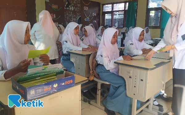 Foto Foto : Siswa SMK Gudo Jombang saat melakukan PTS./Karimatul Maslahah/
