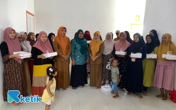 Foto Bunda Paud Sejumlah Guru Paud dan Para Ibu Hamil Berpose Bersama (Foto: Mursal/Ketik)