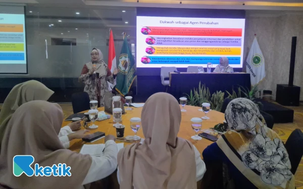 Foto Pemaparan materi oleh Prof. Dr. Mufidah Cholil, Penasehat Korp Muballighah DMI Jawa Timur.