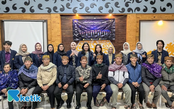 Foto Sesi Foto Bersama Mahasiswa KKNT Universitas Negeri Surabaya dengan Masyarakat Desa Adat Ngadas. (Foto: Giffari/Ketik)