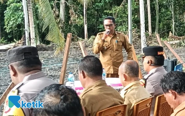 Foto Camat Bacan Selatan Nasarudin Hasan saat memberi sambutan dalam kegiatan (Foto: Mursal/Ketik)
