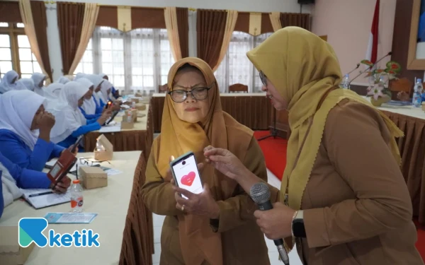 Foto Praktek penggunaan aplikasi, narasumber terlihat ikut membantu. (Foto: RSUD for Ketik)
